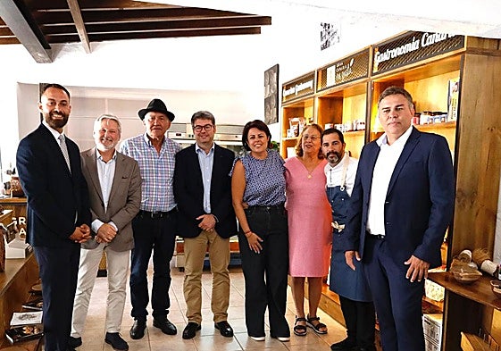 Asistentes a la apertura del espacio de promoción del producto local.