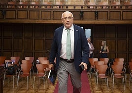 El presidente del Cabildo de Gran Canaria, Antonio Morales, entrando a una sesión plenaria.