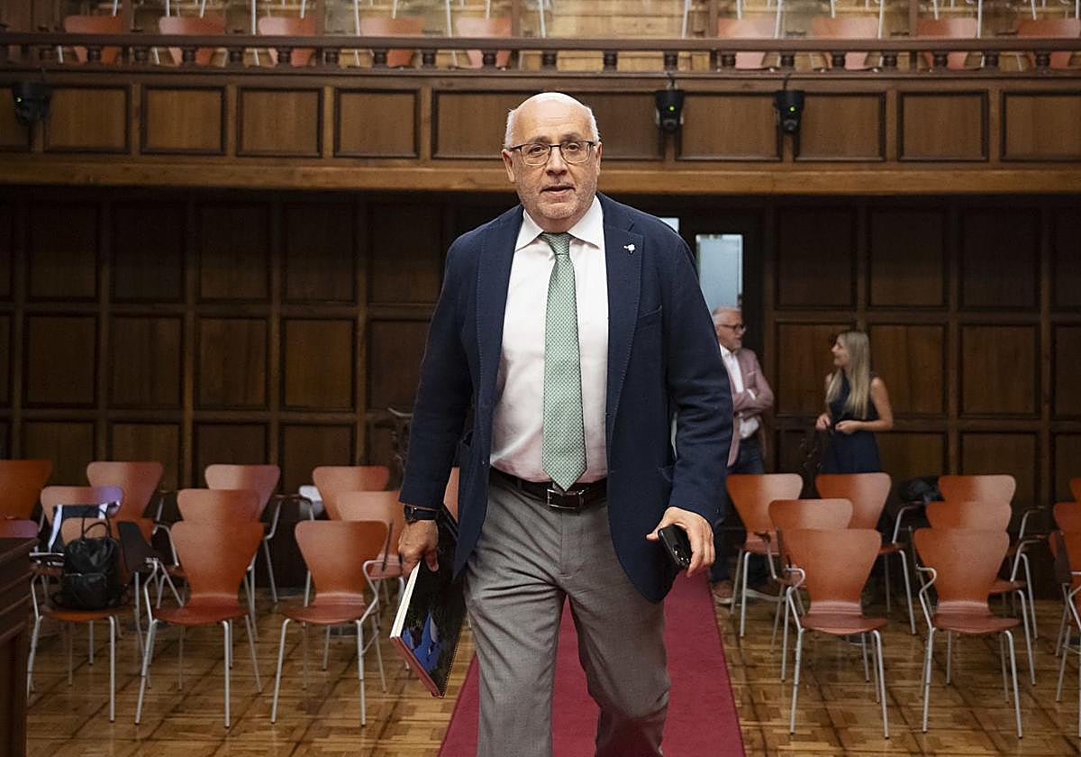 El presidente del Cabildo de Gran Canaria, Antonio Morales, entrando a una sesión plenaria.