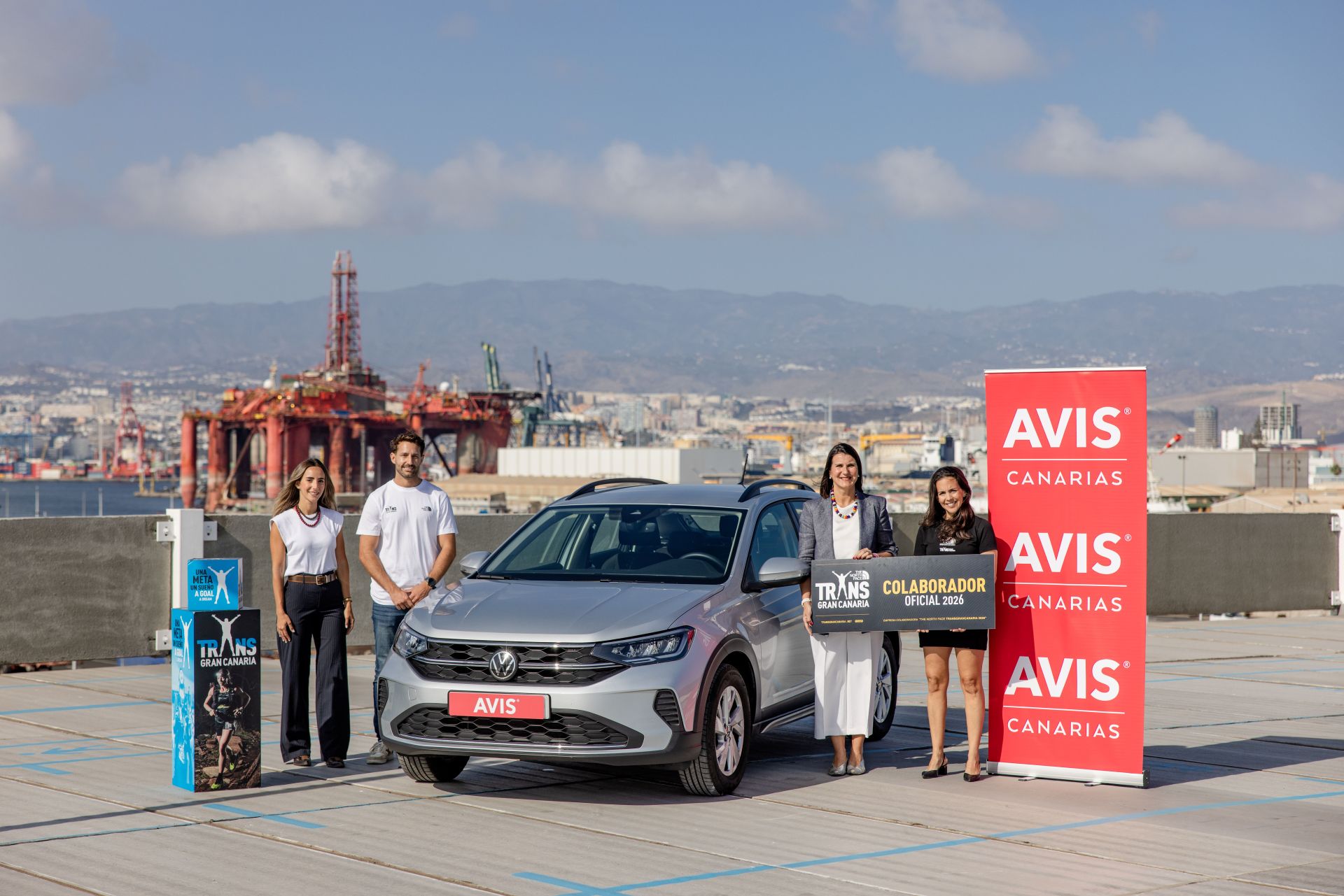 Foto de familia entre representantes de The North Face Transgrancanaria y AVIS Canarias.