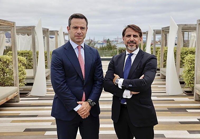 José A. Zarzalejos (i), socio responsable de Corporate Finance de KPMG en España y en EMA; y Heriberto Arias, socio responsable de Deal Advisory de KPMG en Canarias.