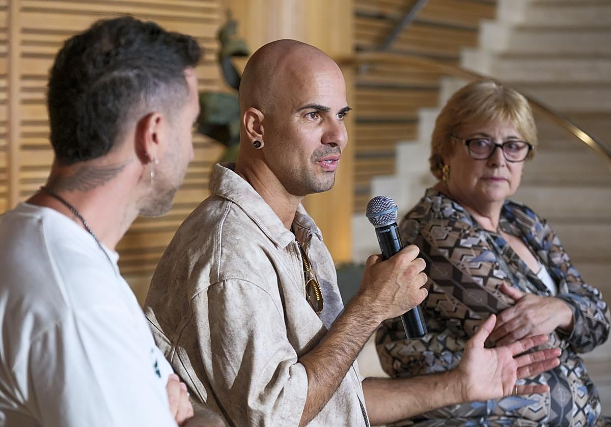 Los músicos de Efecto Pasillo, Iván Torres y Javier Moreno; y la cónsul de Uruguay en Canarias, Gabriela Chiflet