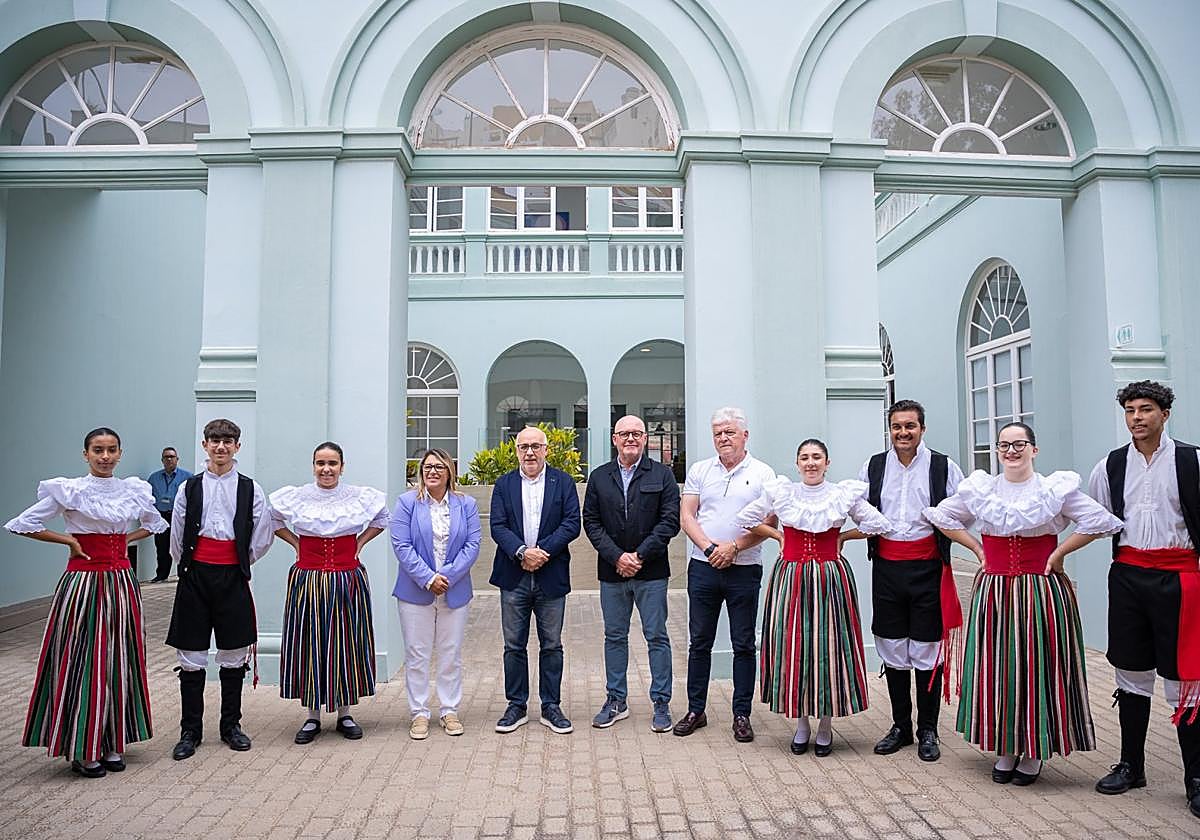 Martín, Morales, Álamo y Castellano, junto a algunos componentes de Coros y Danzas de Ingenio, este viernes, en el Rectorado de la ULPGC.
