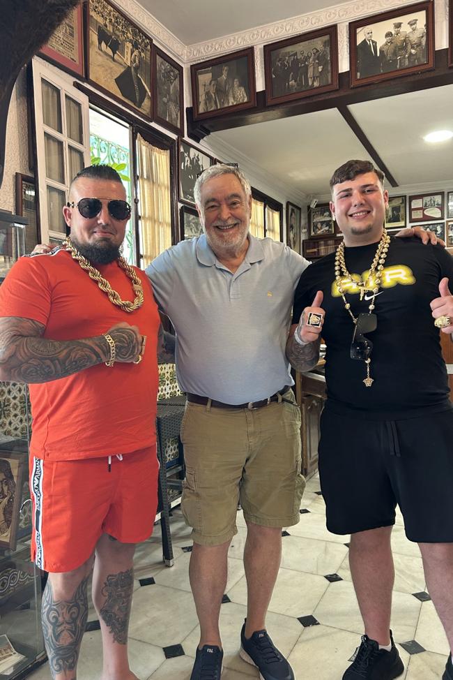 Con dos clientes de La Venta de Vargas chapados en oro
