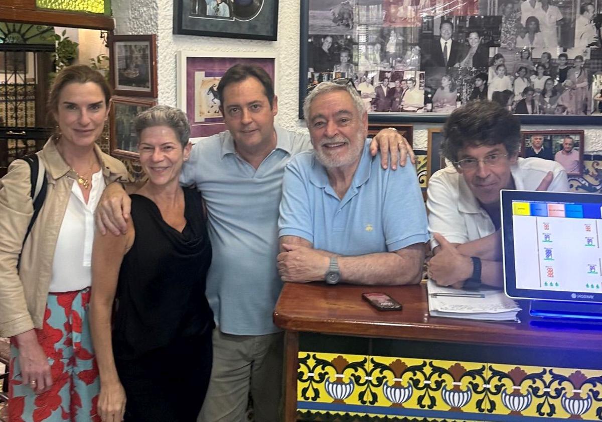 Con nuestros anfitriones y Suso Picardo, en el centro, unos de los hermanos propietarios de La Venta de Vargas