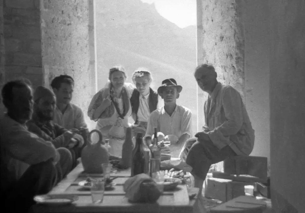 Almuerzo, con porrón incluido, en el sótano del chalet en obras de Cofete, el 25 de septiembre de 1948. Gustav Winter está sentado a la derecha.