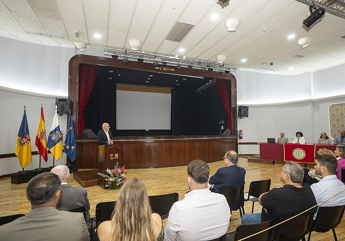 El presidente del Cabildo grancanario visitó ayer las instalaciones del Círculo Mercantil, en la capital grancanaria.
