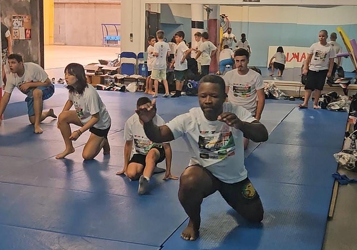 Eric Kouam, durante una clase práctica con varios alumnos.