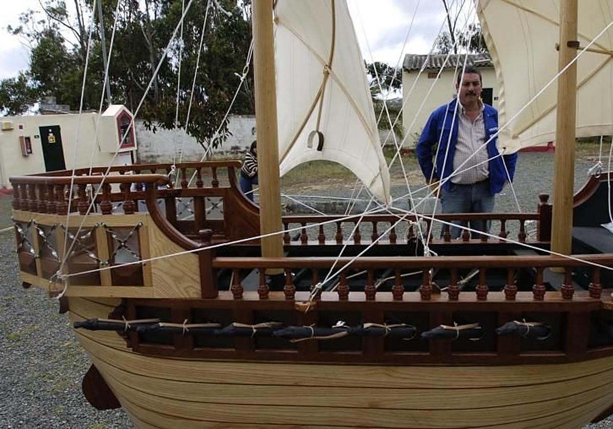 Mico Davila junto a un barco usado en la Quema del Barco y el Castillo.