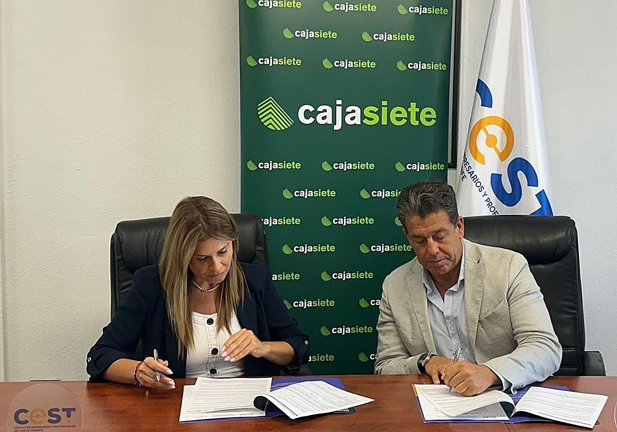 Momento de la firma entre Cajasiete y el Círculo de Empresarios del Sur de Tenerife.