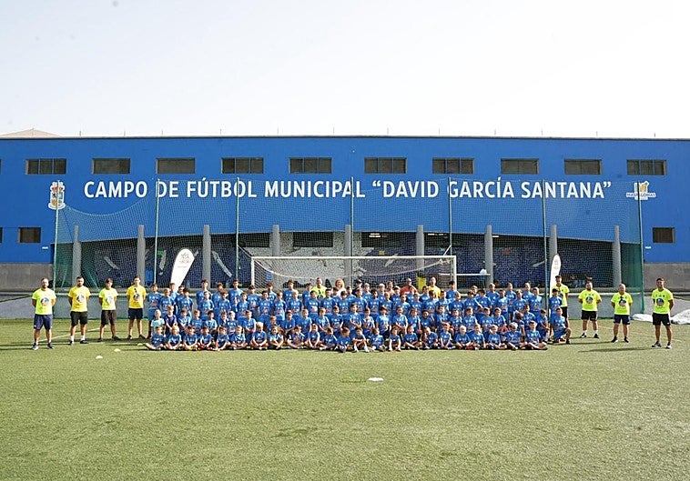 Foto de familia de jugadores y técnicos del CD Maspalomas Training.