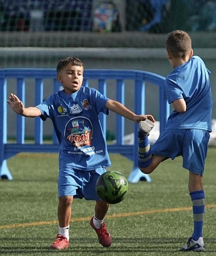 Imagen secundaria 2 - El CD Maspalomas Training, con la diversión para los niños a través del fútbol