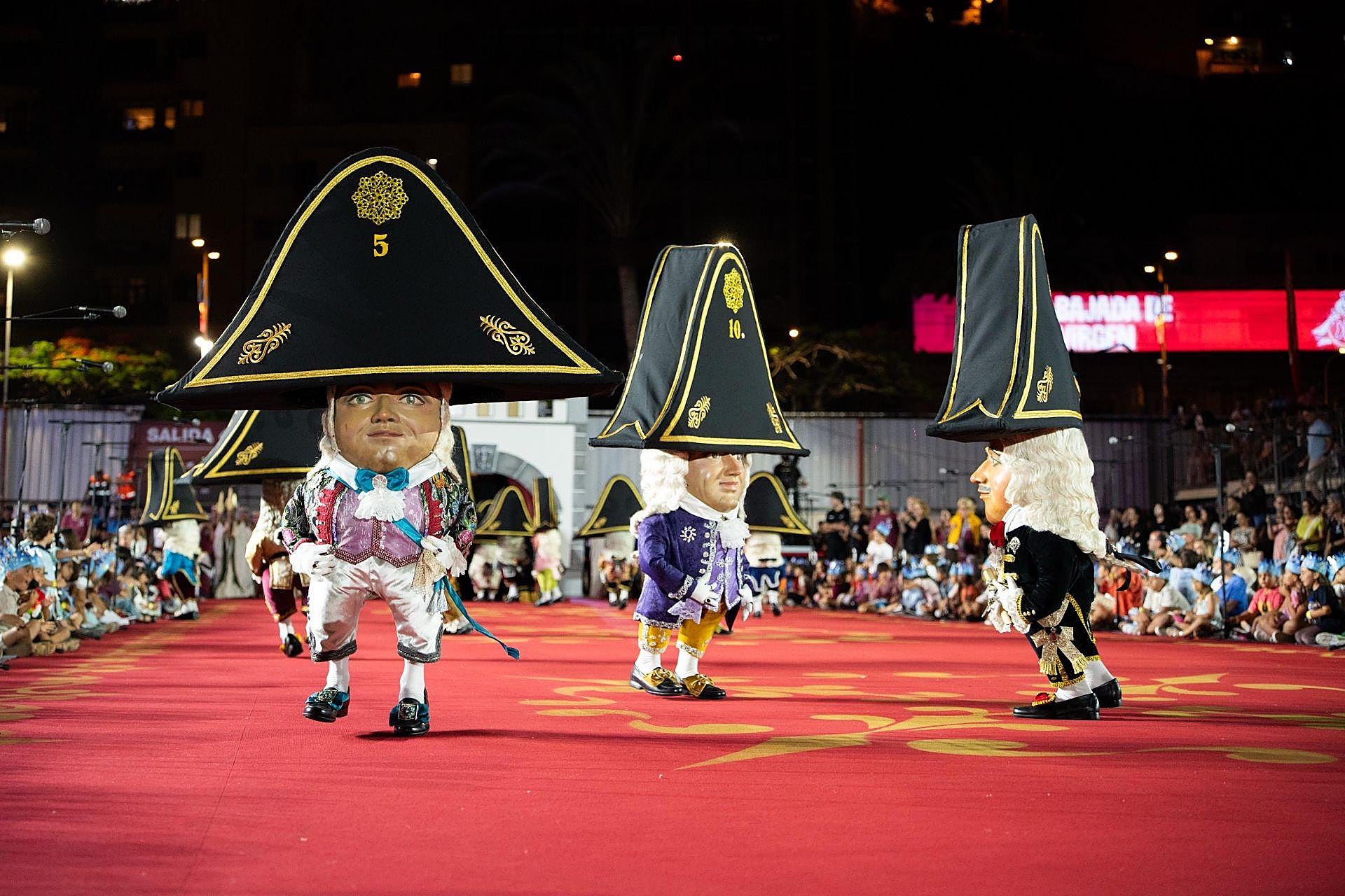 Los Enanos de La Palma danzan al ritmo de su tradicional polca