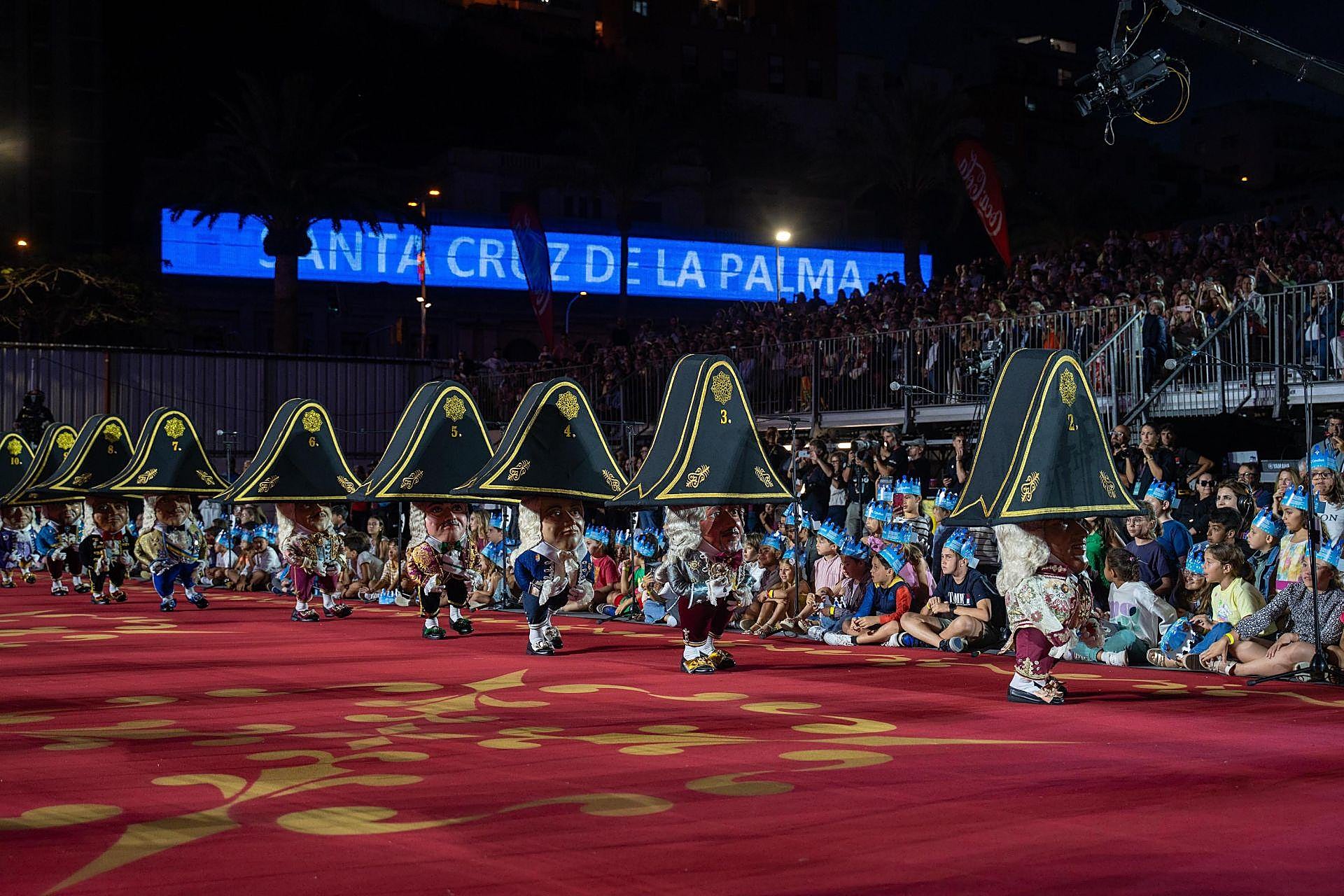 Los Enanos de La Palma danzan al ritmo de su tradicional polca