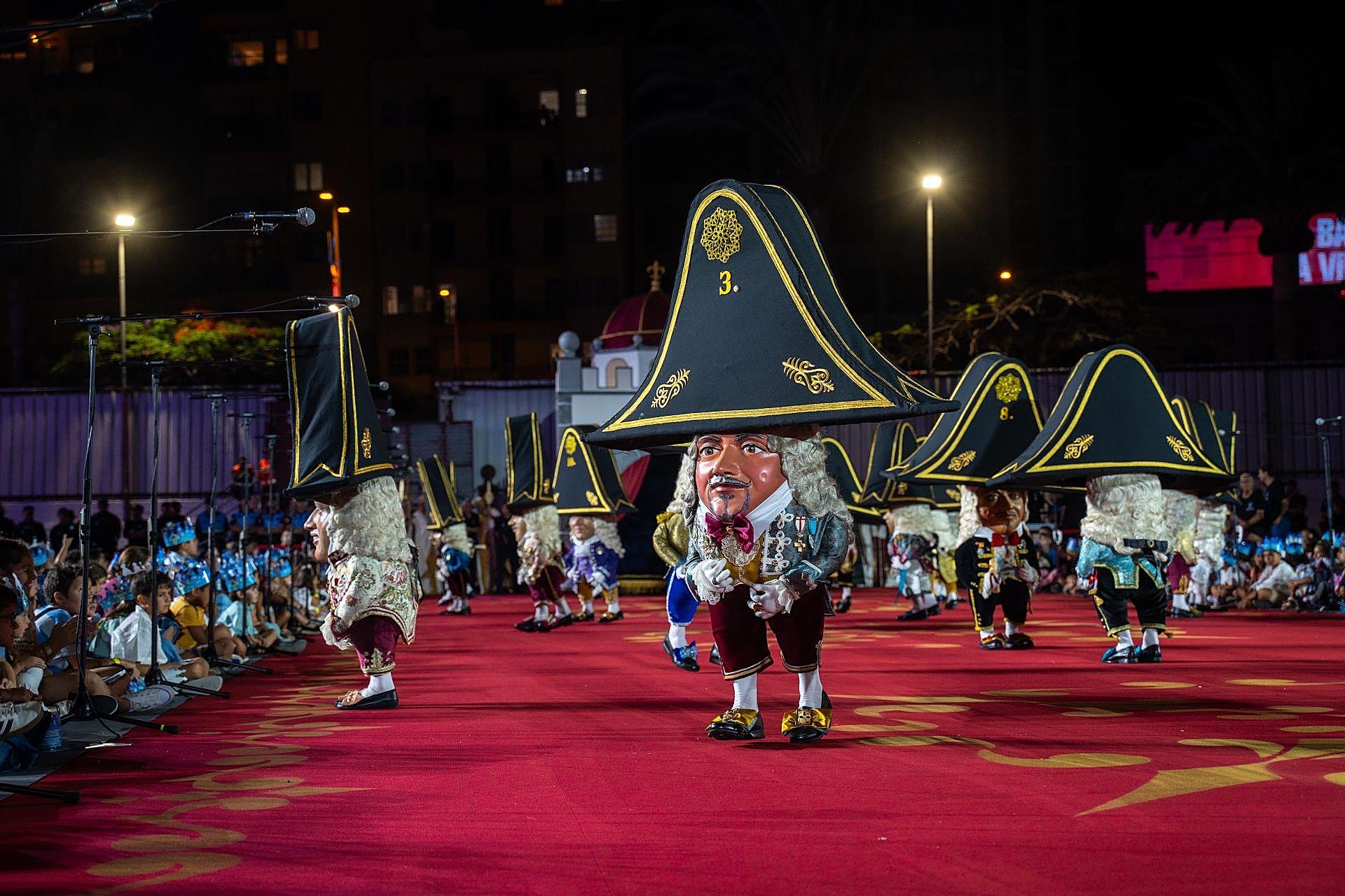 Los Enanos de La Palma danzan al ritmo de su tradicional polca