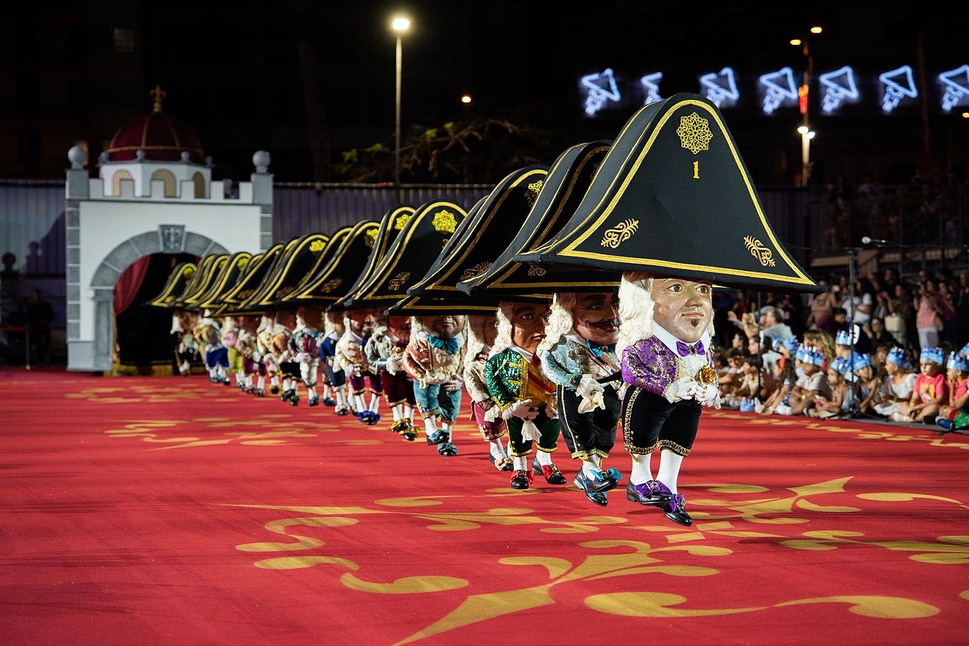 Los Enanos de La Palma danzan al ritmo de su tradicional polca