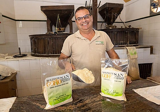 José Antonio Hernández vende en su molino el mejor gofio de millo de tueste ligero naural de Canarias.