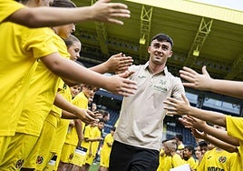 Moleiro, este viernes, durante su presentación con el Villarreal