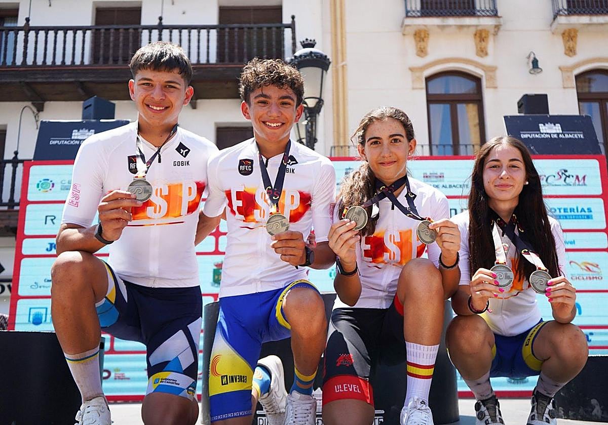 Pablo Rodríguez, el primero por la izquierda tras su triunfo.