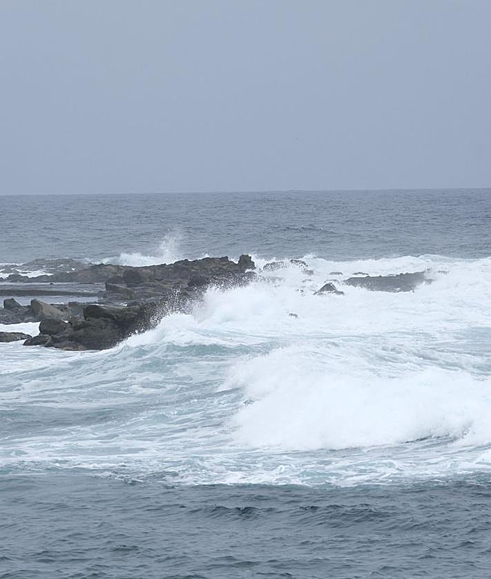 Imagen secundaria 2 - Los bañistas disfrutando de los charcos de El Puertillo, la estatua de bronce de Sandokán en el paseo de la playa y las olas rompen con las rocas de la costa.