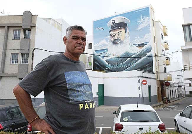 Carmelo Hernández posa frente al mural de Sandokán