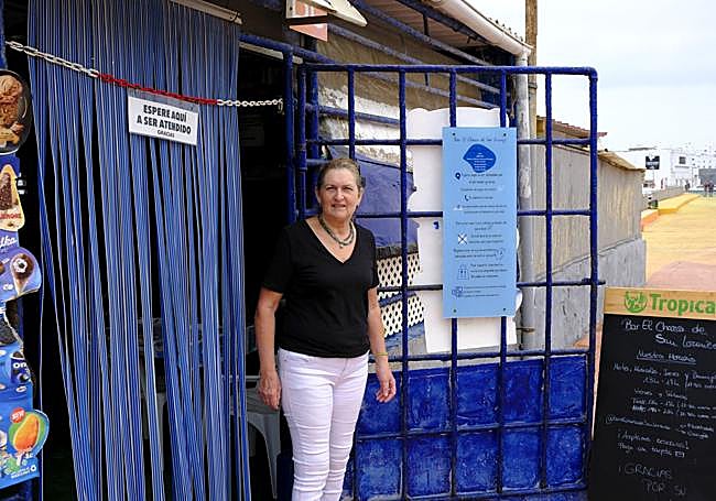 Amanda Moreno Luján posa frente a su bar, Charco de San Lorenzo.