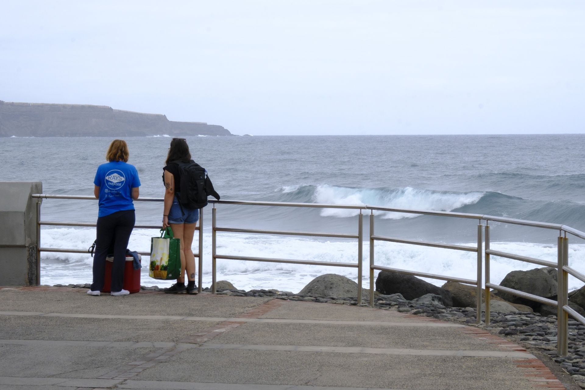 Dos mujeres disfrutan de las vistas de la playa de San Felipe.