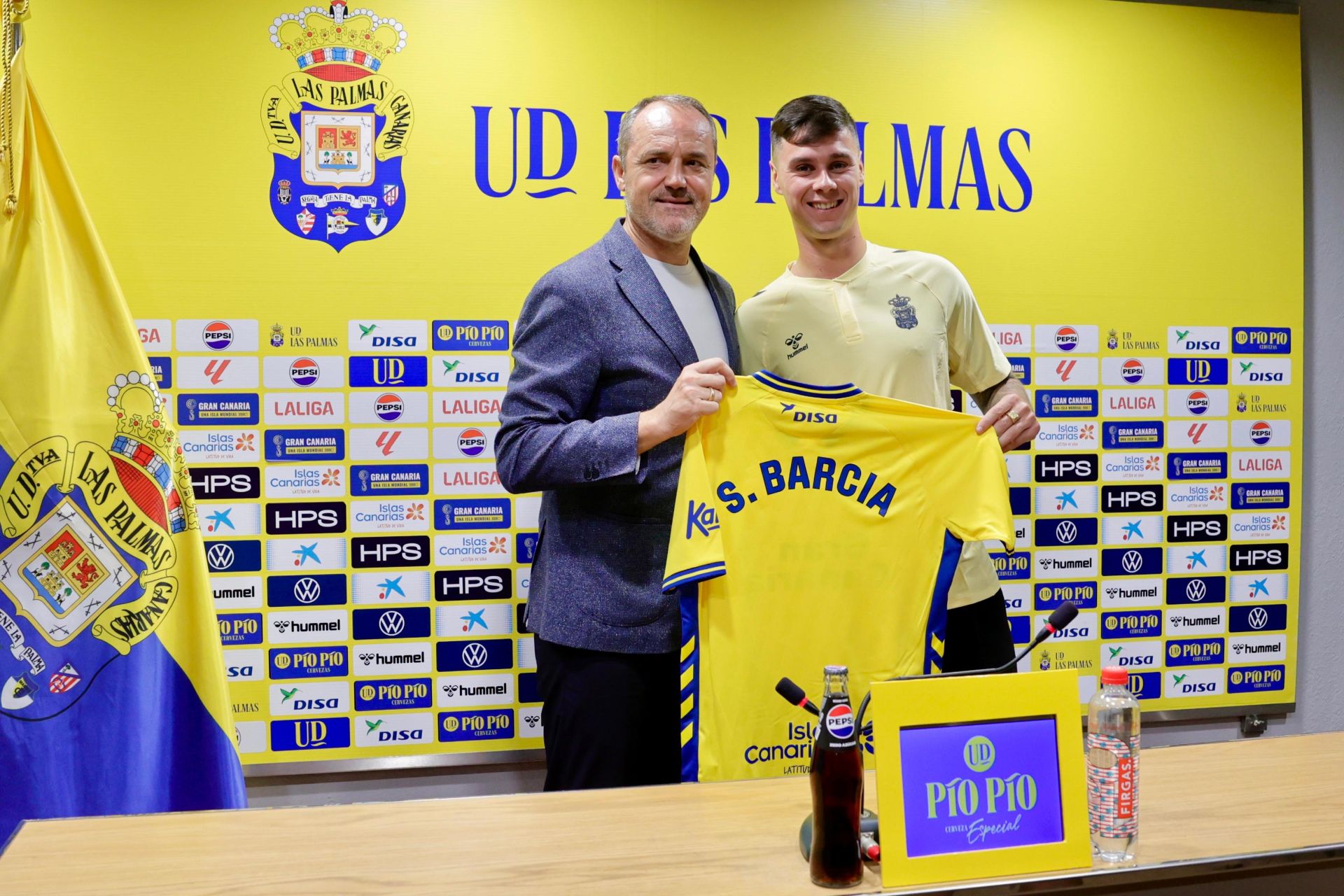 Así fue la presentación del nuevo jugador de la UD Las Palmas, Sergio Barcia