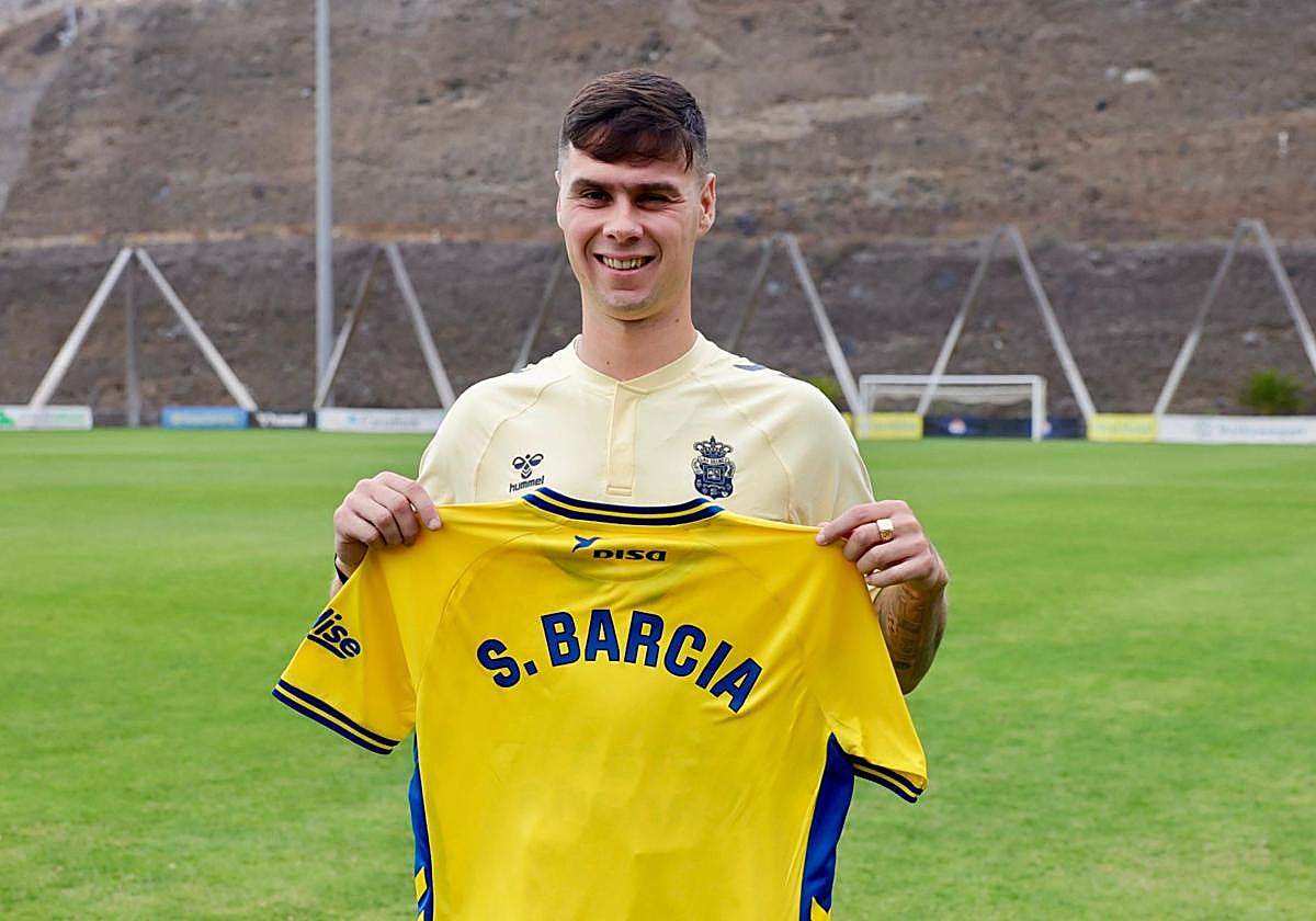 Así fue la presentación del nuevo jugador de la UD Las Palmas, Sergio Barcia
