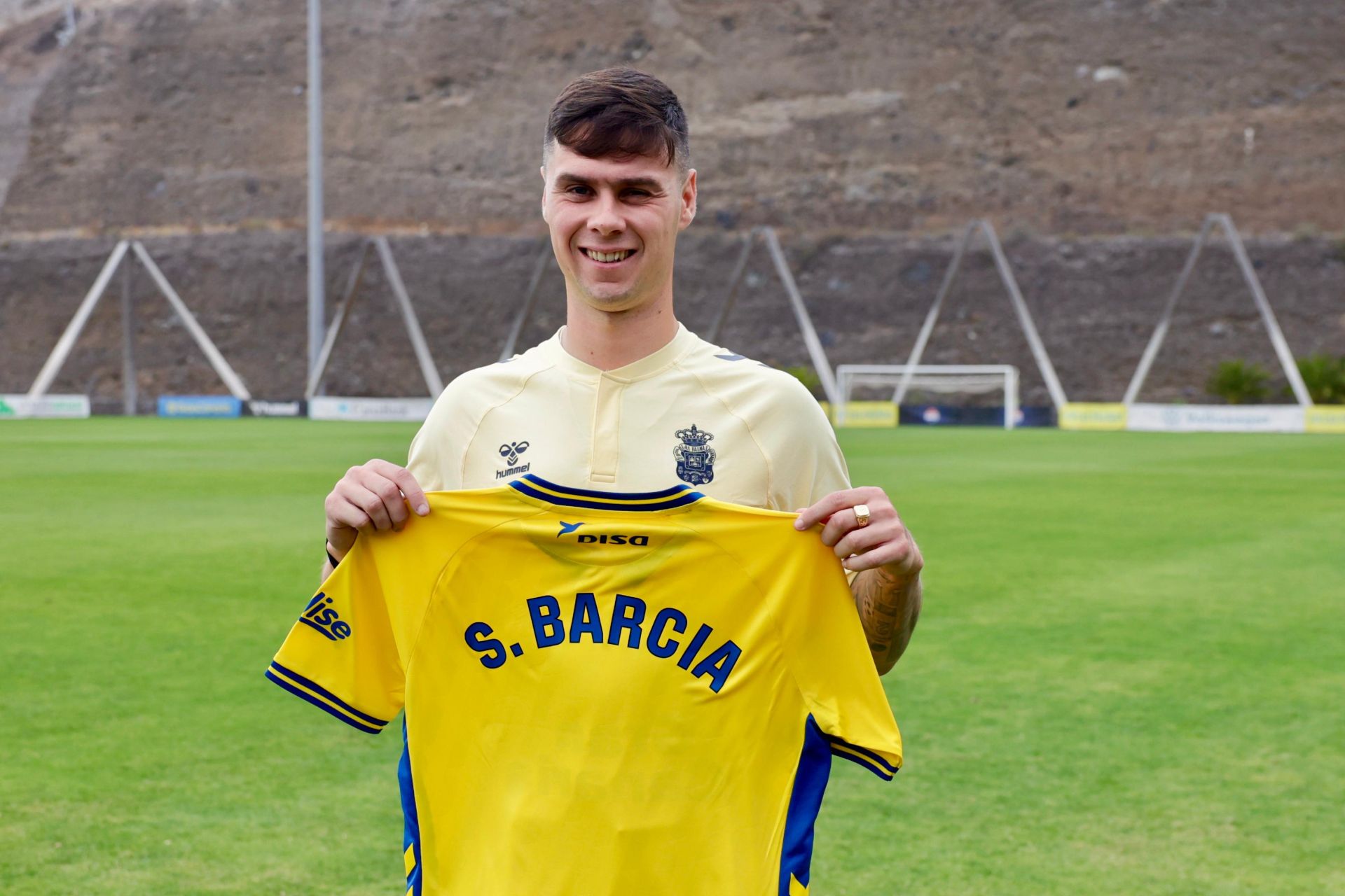 Así fue la presentación del nuevo jugador de la UD Las Palmas, Sergio Barcia
