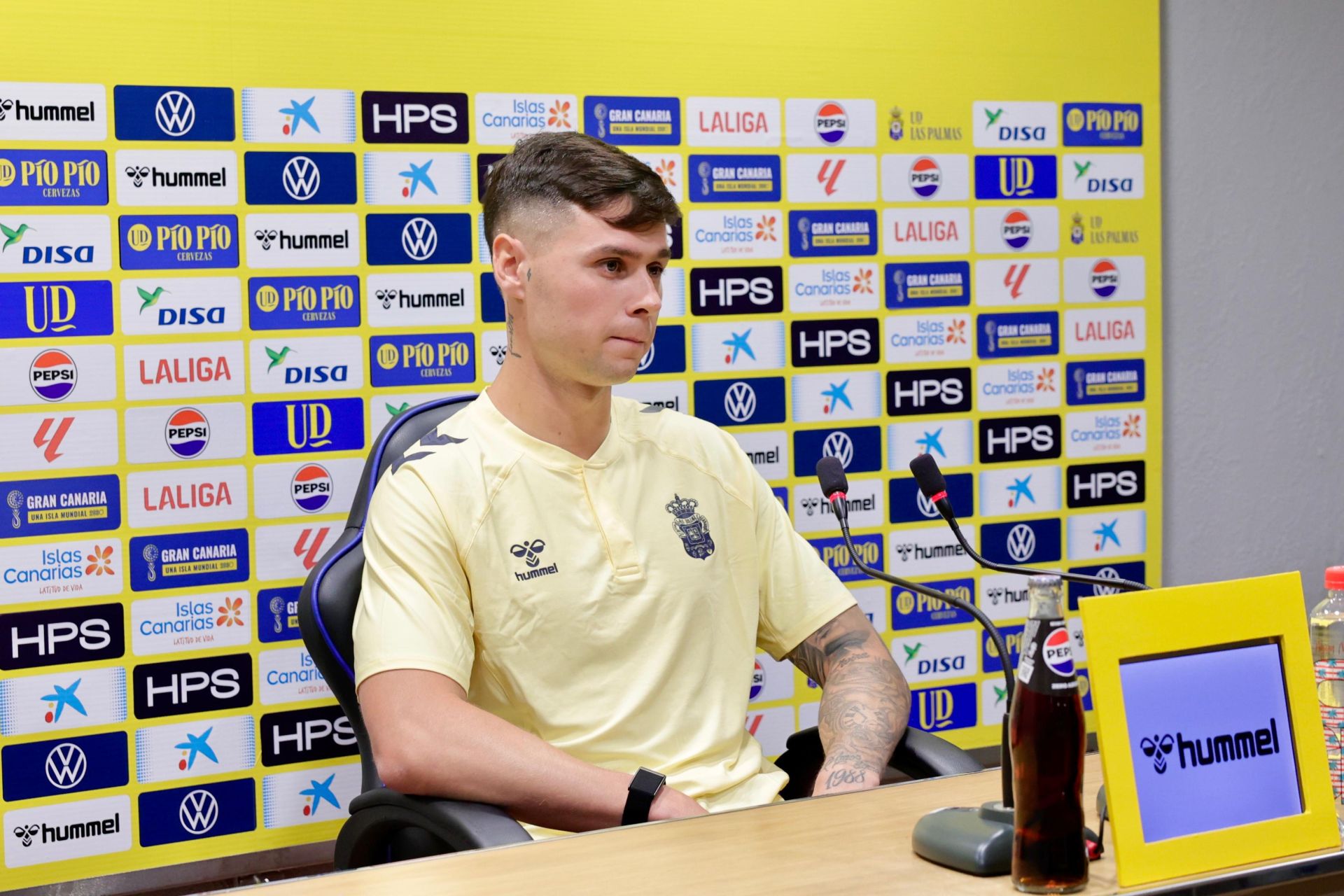 Así fue la presentación del nuevo jugador de la UD Las Palmas, Sergio Barcia