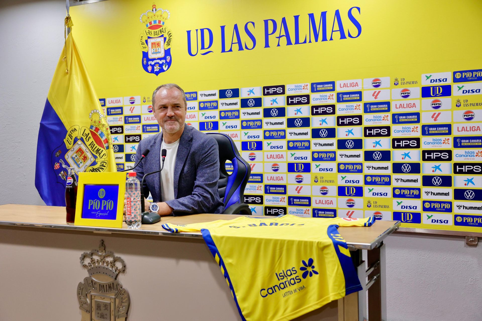 Así fue la presentación del nuevo jugador de la UD Las Palmas, Sergio Barcia