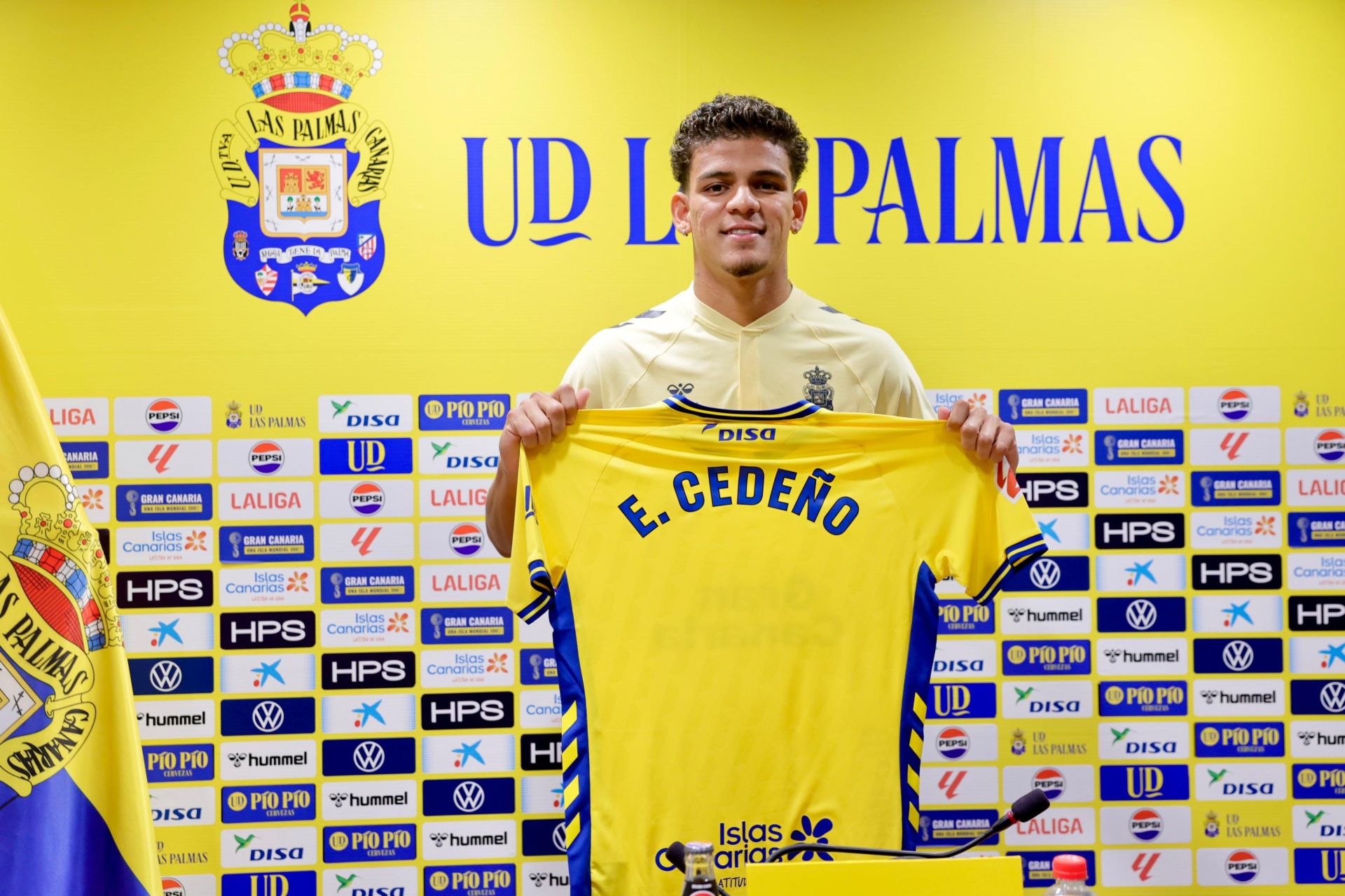 Las imágenes de la presentación del jugador de la UD Las Palmas, Edward Cedeño