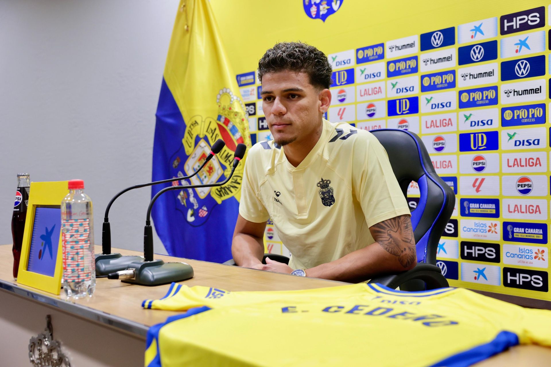Las imágenes de la presentación del jugador de la UD Las Palmas, Edward Cedeño