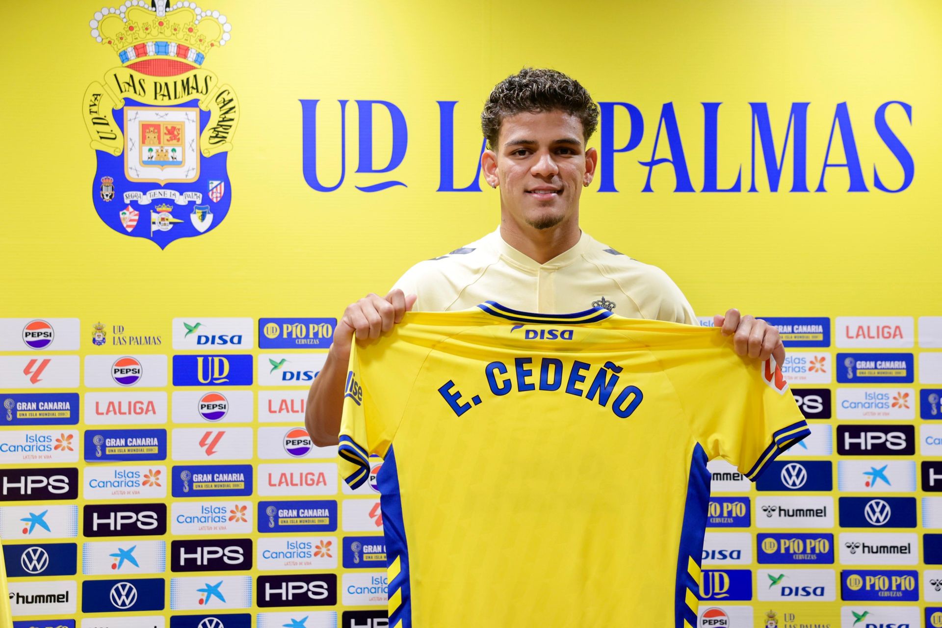 Las imágenes de la presentación del jugador de la UD Las Palmas, Edward Cedeño