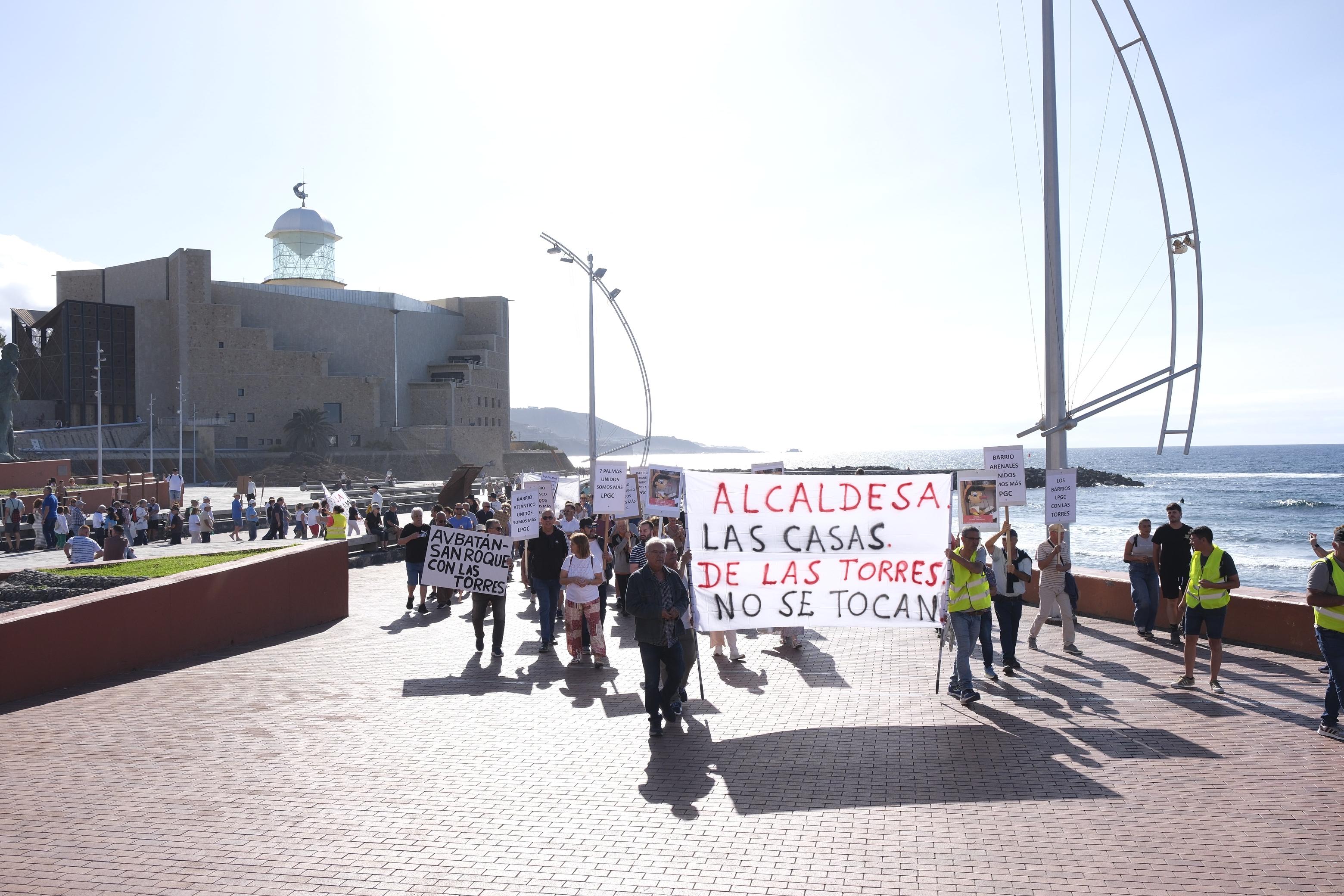 Los vecinos de Las Torres salen a la calle al grito de «nuestras casas no se tocan»