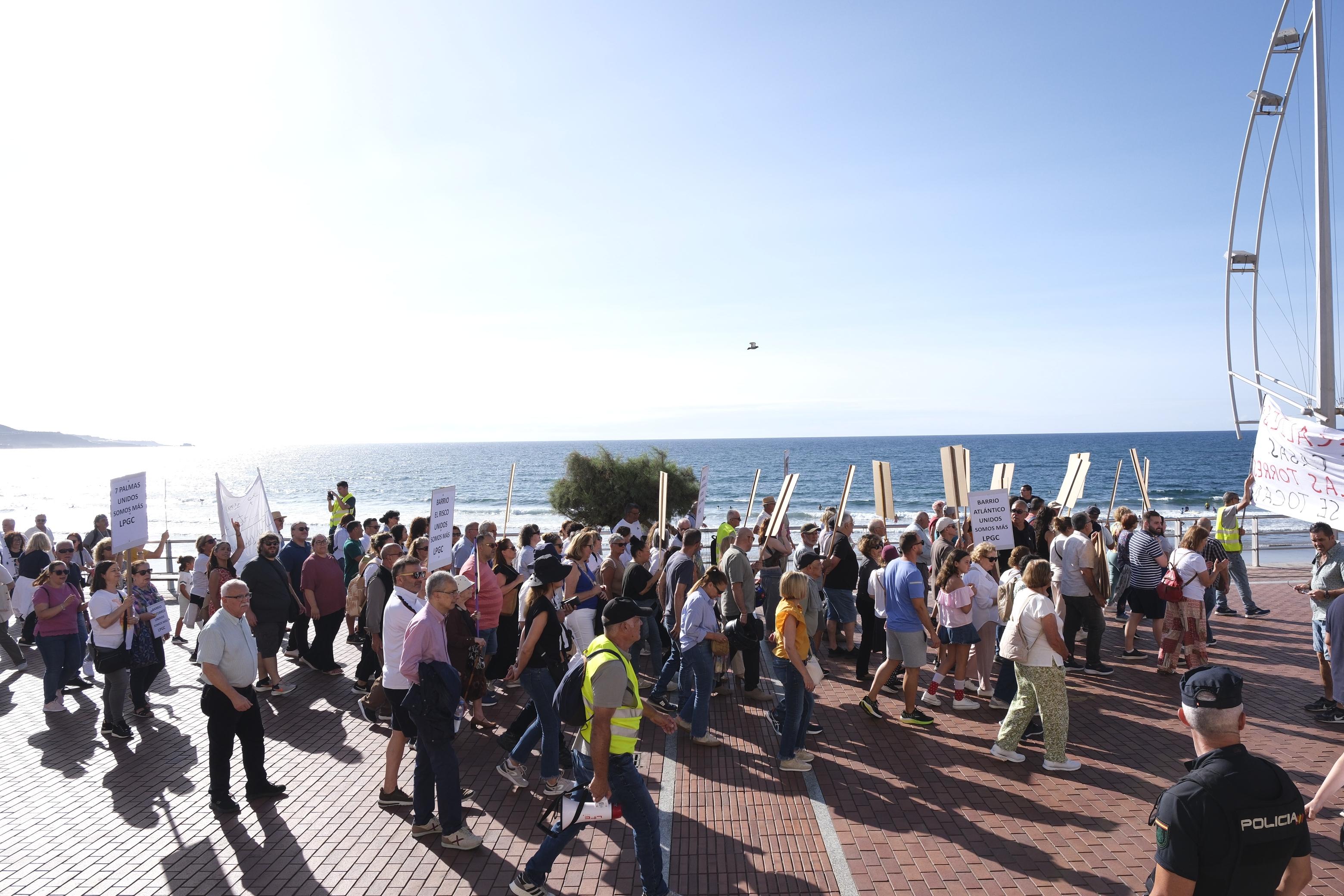 Los vecinos de Las Torres salen a la calle al grito de «nuestras casas no se tocan»