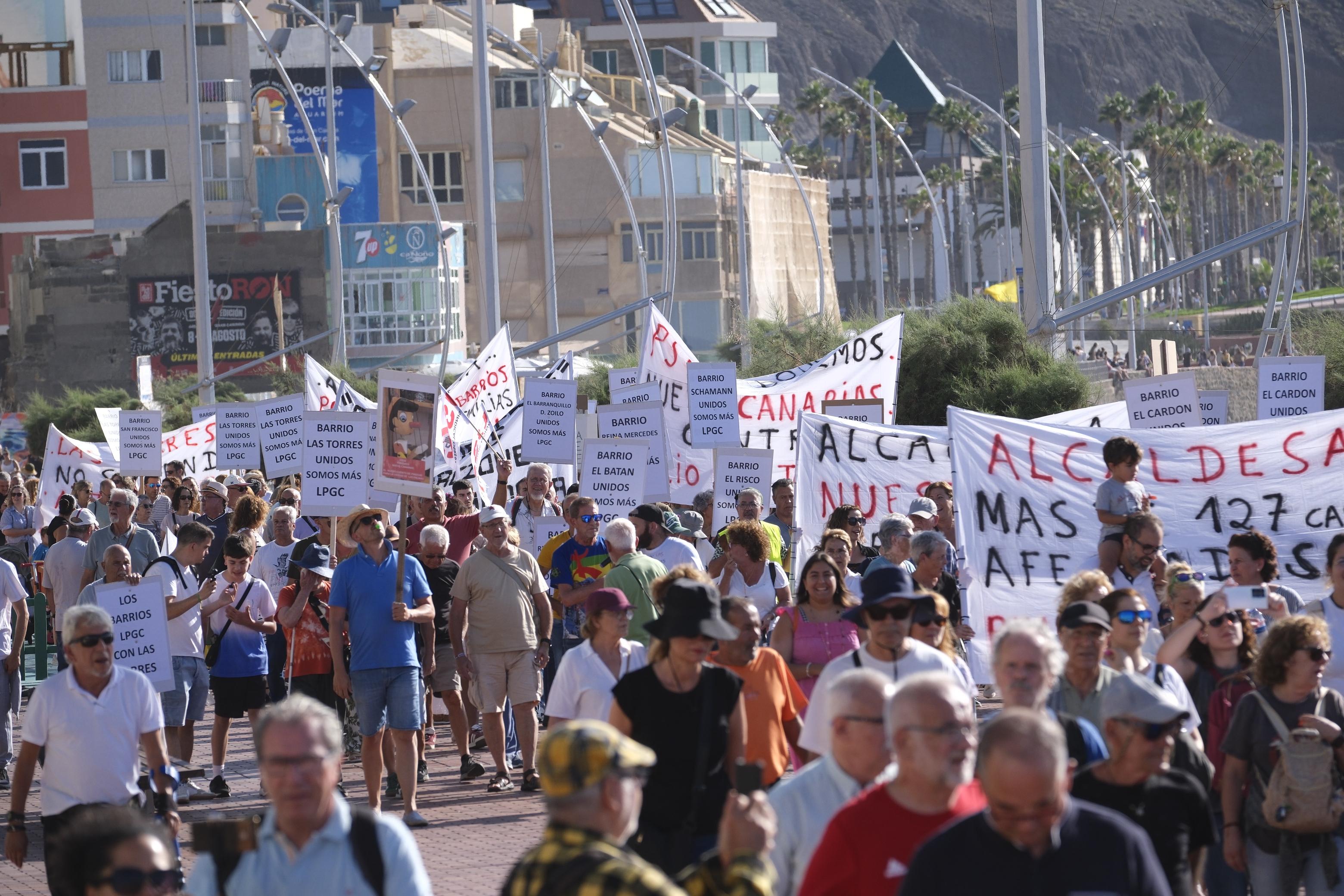 Los vecinos de Las Torres salen a la calle al grito de «nuestras casas no se tocan»