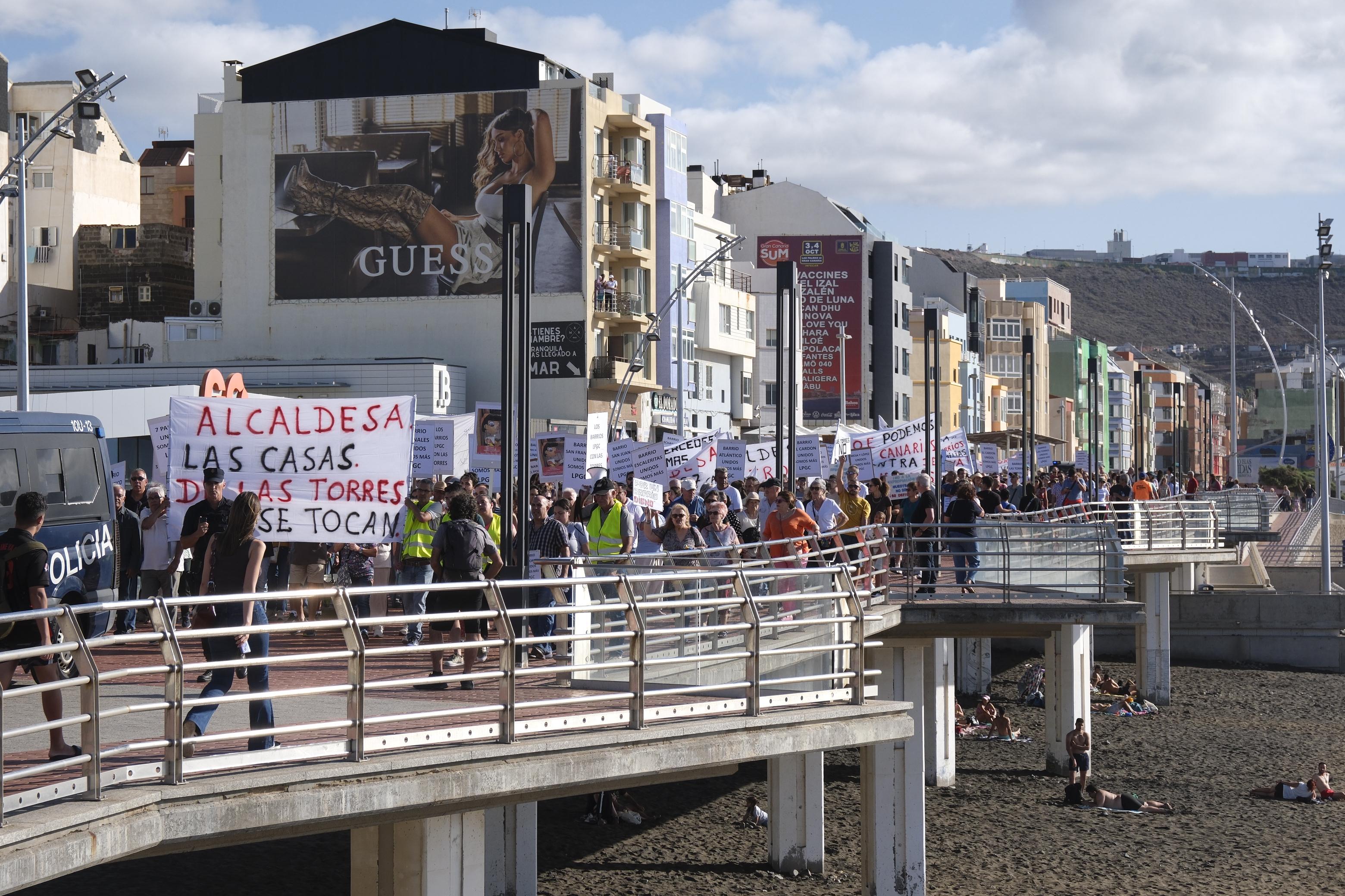Los vecinos de Las Torres salen a la calle al grito de «nuestras casas no se tocan»