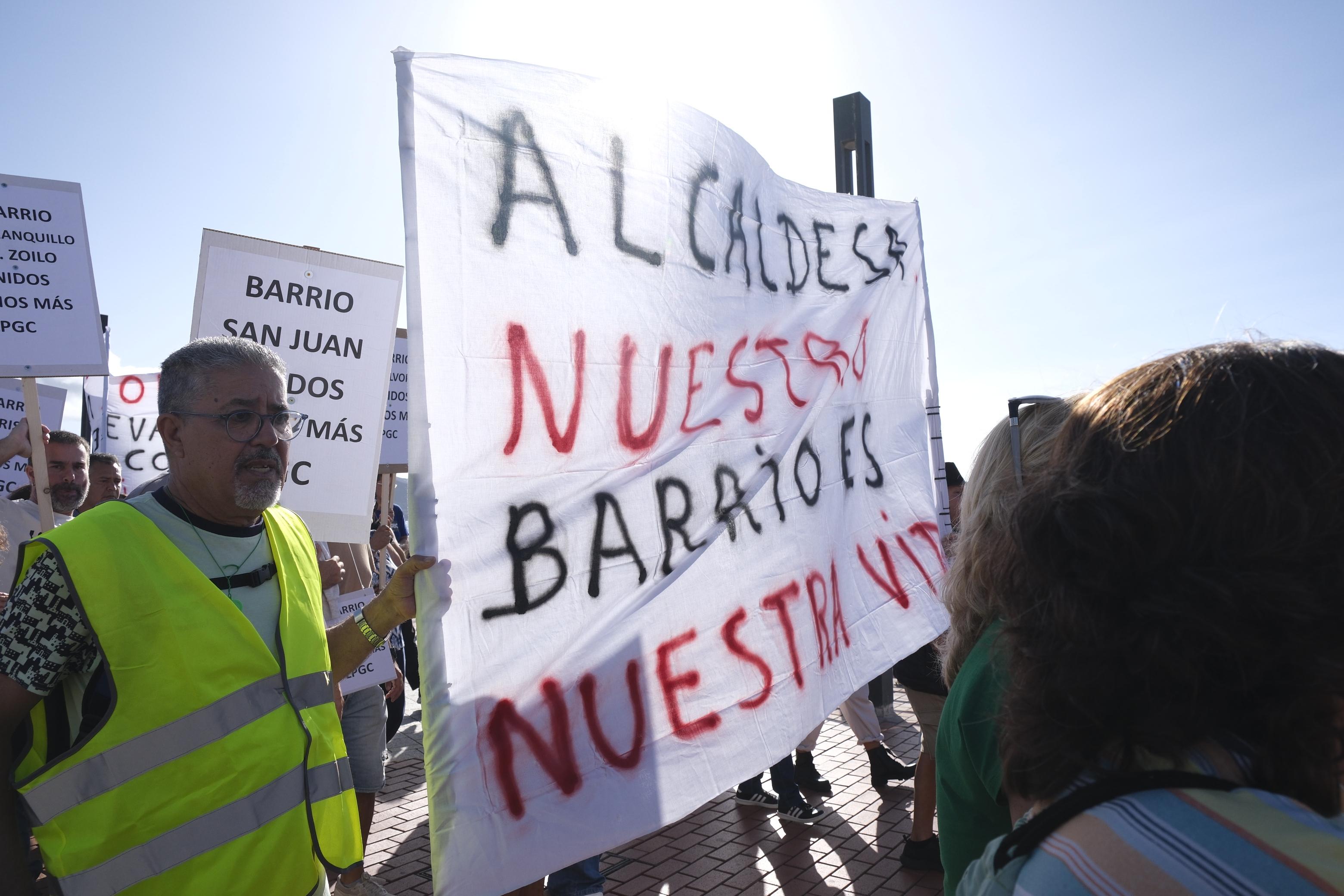 Los vecinos de Las Torres salen a la calle al grito de «nuestras casas no se tocan»