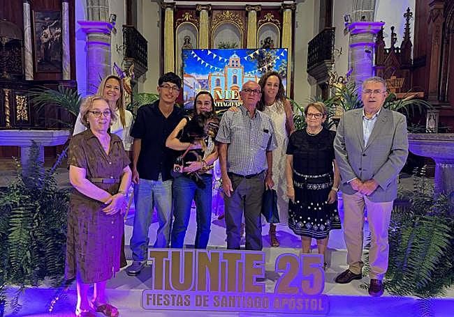 Manuel Santos, en el centro, rodeado de su familia, la edil Vega y el alcalde.