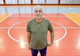 Esteban González posa en la pista del polideportivo de El Batán, casa hace dos décadas del CV San Roque.