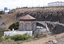 Exterior de la Noria de Jinámar, cerrada pese a que se invirtió para dotarla como museo. Luego fue vandalizada.