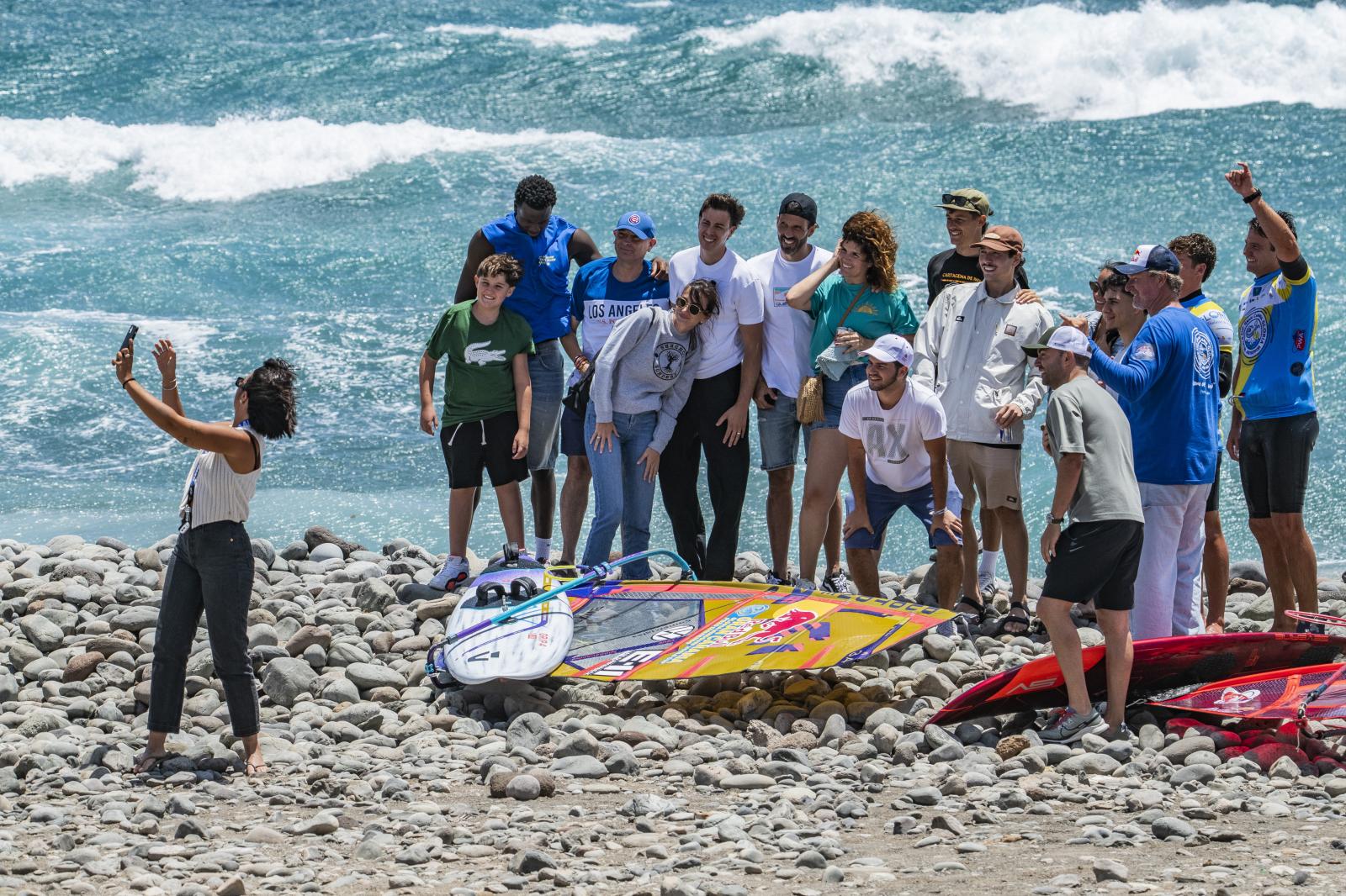 Calor, emoción y olas en la gran cita del windsurf de Pozo Izquierdo