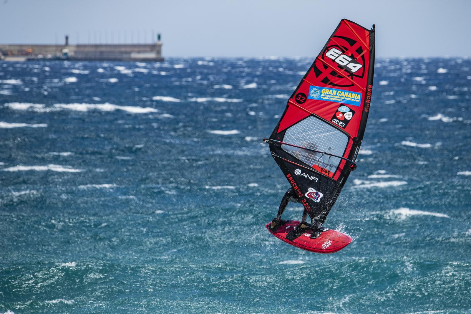 Calor, emoción y olas en la gran cita del windsurf de Pozo Izquierdo