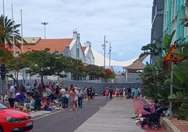 Imagen de los puestos del rastro este domingo, tomando la calle Nicolás Estévanez.