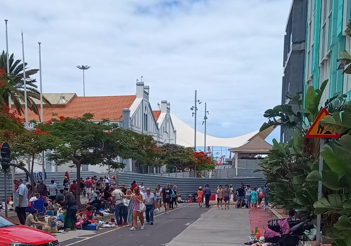 Imagen de los puestos del rastro este domingo, tomando la calle Nicolás Estévanez.