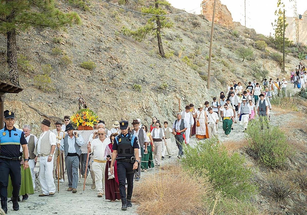 Imagen principal - La Bajada de Santiago el Chico renueva la devoción y la identidad de Tunte en un emotivo recorrido desde El Pinar