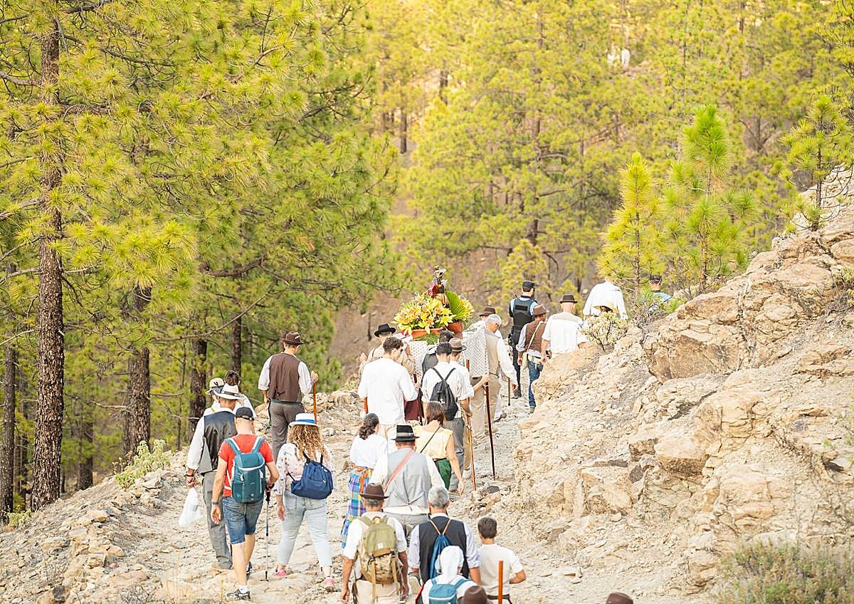 Imagen secundaria 1 - La Bajada de Santiago el Chico renueva la devoción y la identidad de Tunte en un emotivo recorrido desde El Pinar