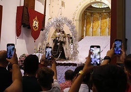 Imagen de archivo de la bajada de la Virgen del Carmen del camarín.